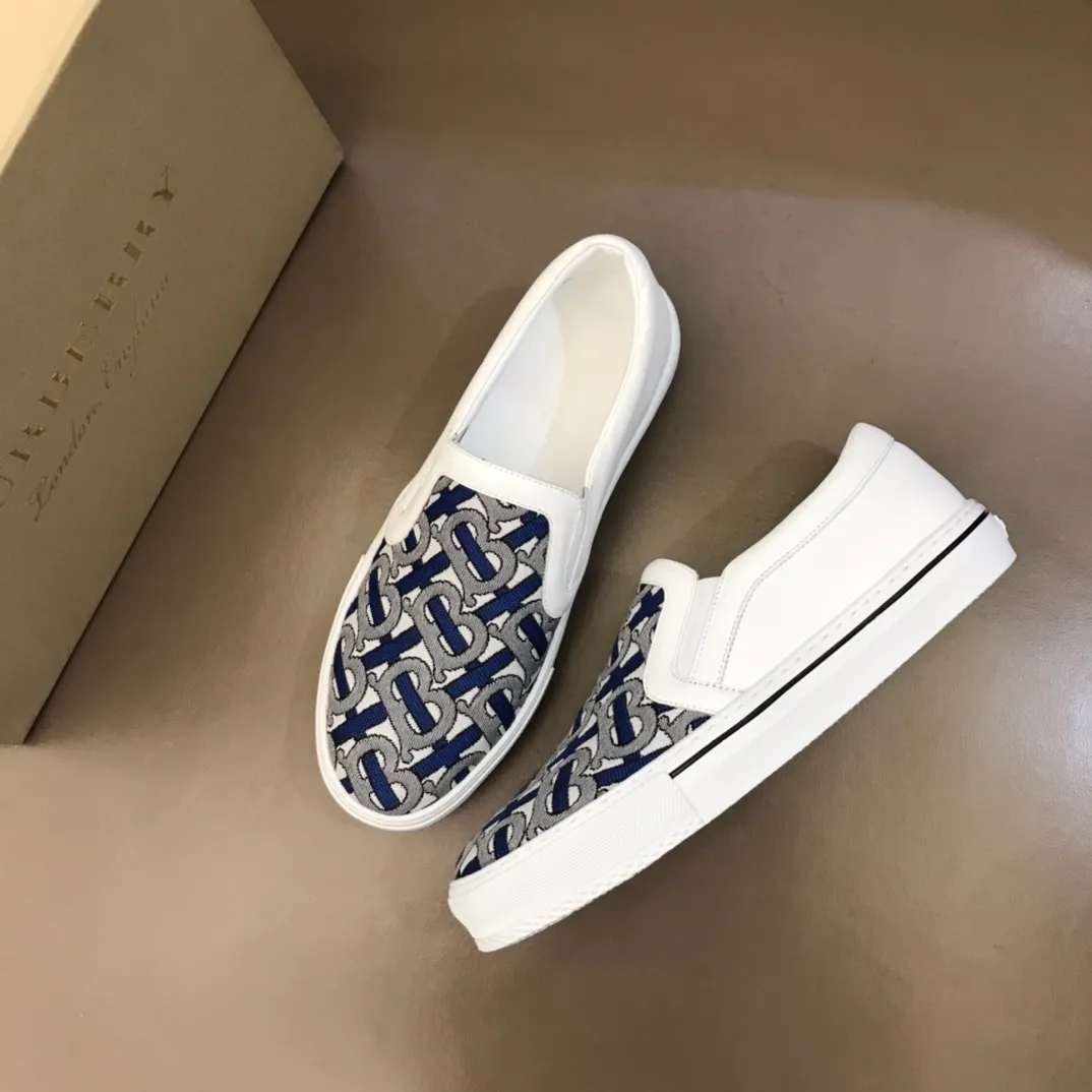 ◾️▫️P340. B's new spring and summer product, men's classic low-cut slip-on sneakers, are made of classic retro B's printed canvas material, spliced ​​with layered calfskin, and decorated with a new brand logo. First-layer cowhide lining, embossed Burberry logo on the heel, and original TPU outsole!   Size: 38-45